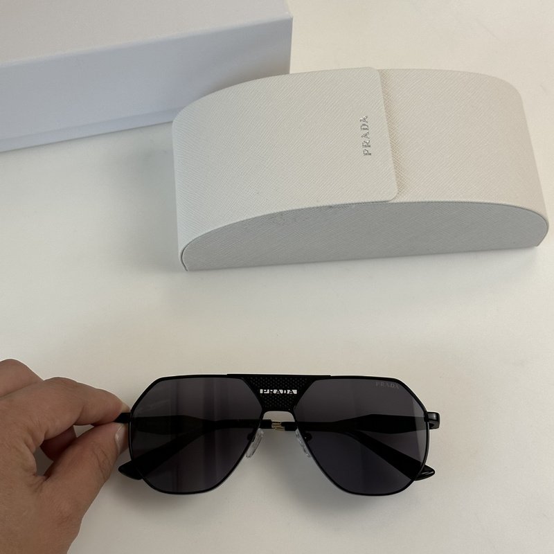 Солнцезащитные очки Prada Frame With Connected Wide Line Between Lenses "Black" фото № 2