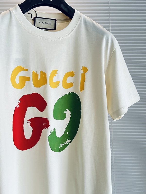 Футболка Gucci With Multi-Colored Text Logo "Cream" фото № 2