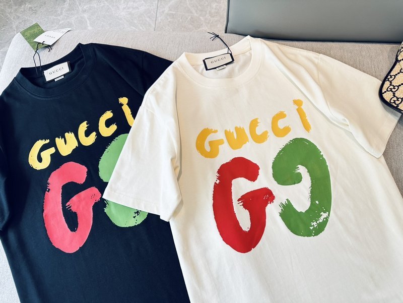 Футболка Gucci With Multi-Colored Text Logo "Cream" фото № 3