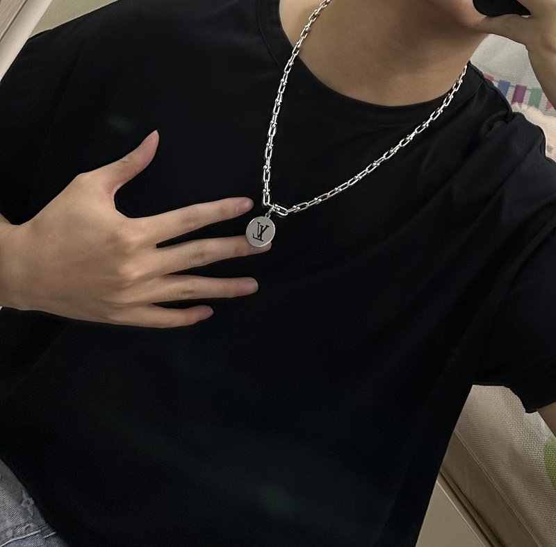 Подвеска Louis Vuitton Decorated Symbols And Logo - Logo Inside Circle "Silver" фото № 7