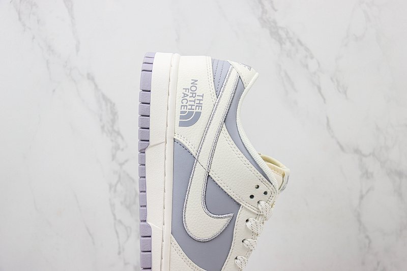 The North Face x Nike Dunk Low "Light Carbon/Mini Swoosh" фото № 3