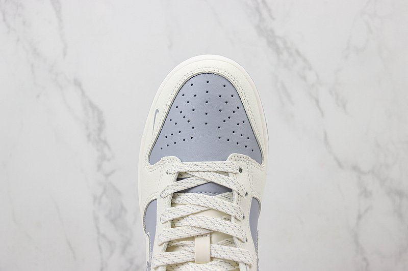 The North Face x Nike Dunk Low "Light Carbon/Mini Swoosh" фото № 4