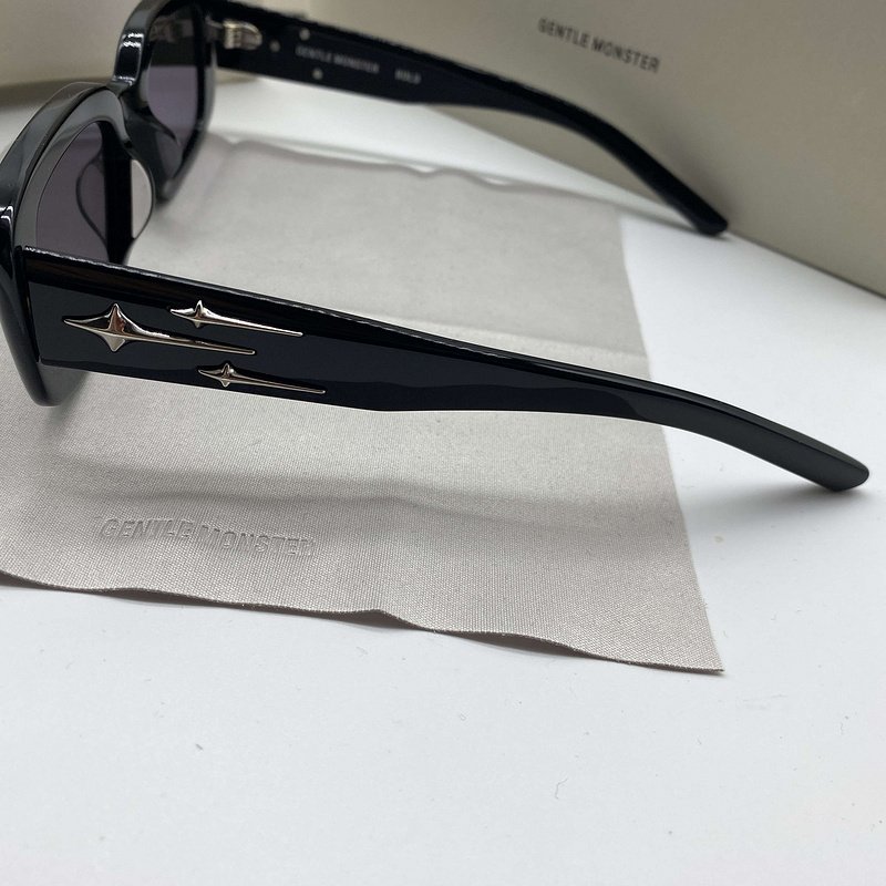 Солнцезащитные очки Gentle Monster Rectangle Shaped And Temples Decorated By Three Silver Symbols "Black" фото № 2