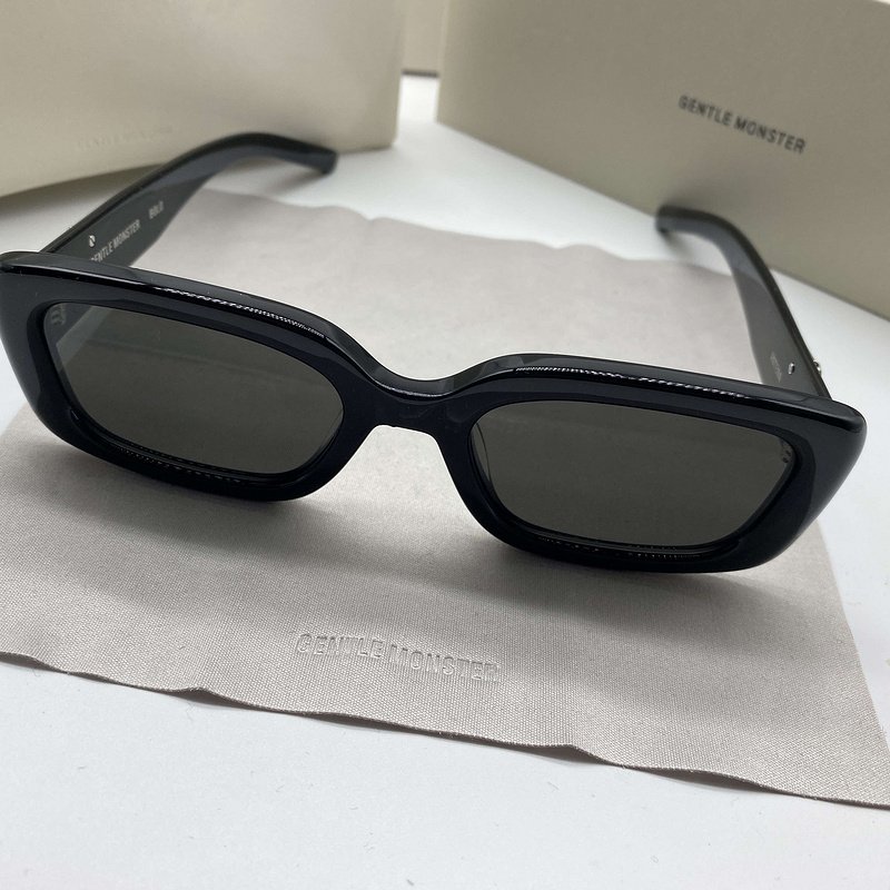 Солнцезащитные очки Gentle Monster Rectangle Shaped And Temples Decorated By Three Silver Symbols "Black" фото № 7