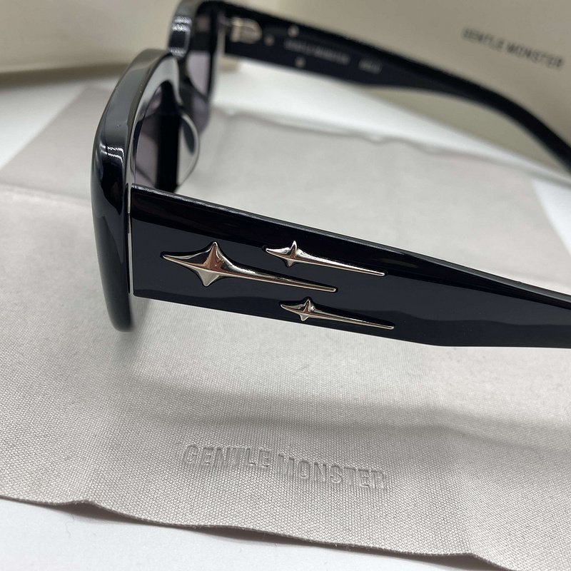 Солнцезащитные очки Gentle Monster Rectangle Shaped And Temples Decorated By Three Silver Symbols "Black" фото № 3