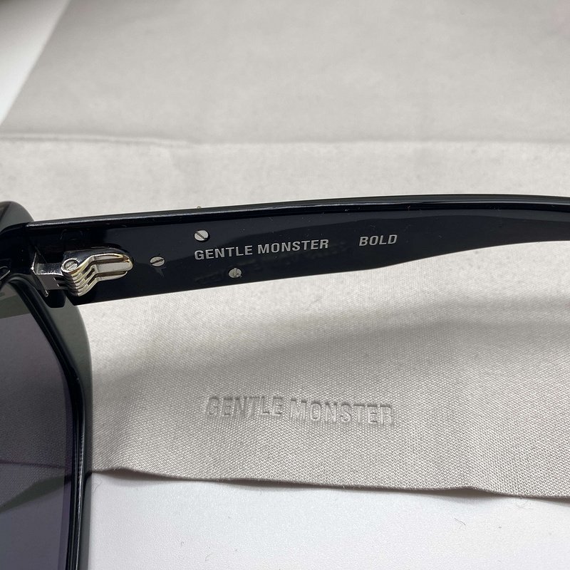 Солнцезащитные очки Gentle Monster Rectangle Shaped And Temples Decorated By Three Silver Symbols "Black" фото № 4