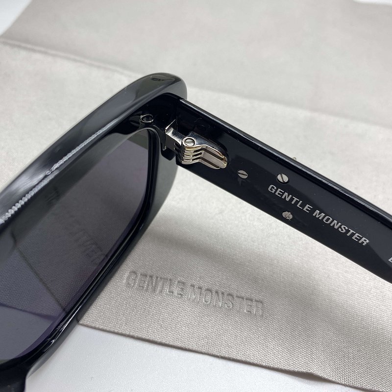 Солнцезащитные очки Gentle Monster Rectangle Shaped And Temples Decorated By Three Silver Symbols "Black" фото № 5