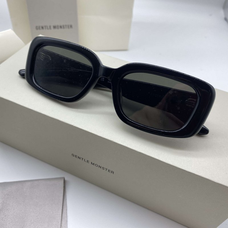 Солнцезащитные очки Gentle Monster Rectangle Shaped And Temples Decorated By Three Silver Symbols "Black" фото № 8