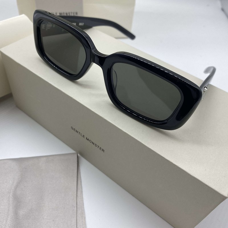 Солнцезащитные очки Gentle Monster Rectangle Shaped And Temples Decorated By Three Silver Symbols "Black" фото № 9