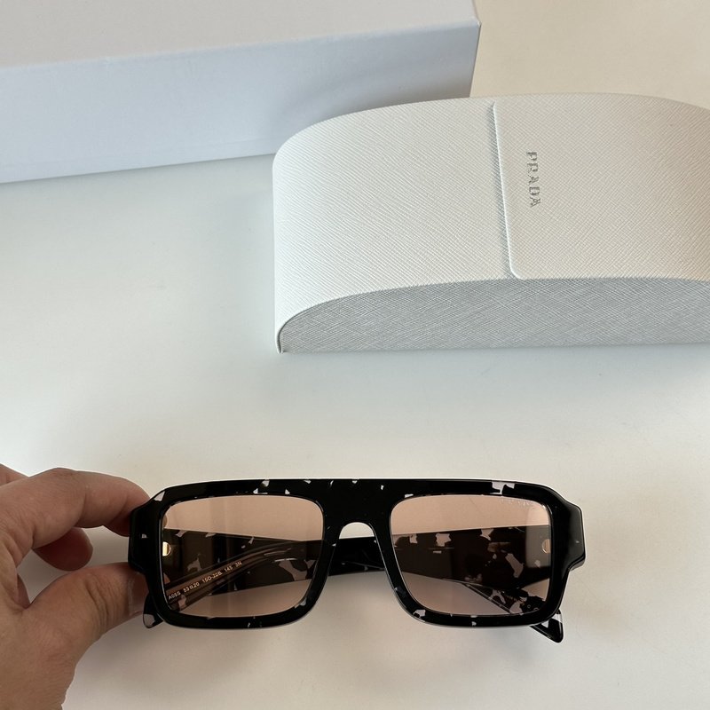 Солнцезащитные очки Prada Small Logo And Wide Line On Bridge Of Nose "Black/Pink" фото № 2