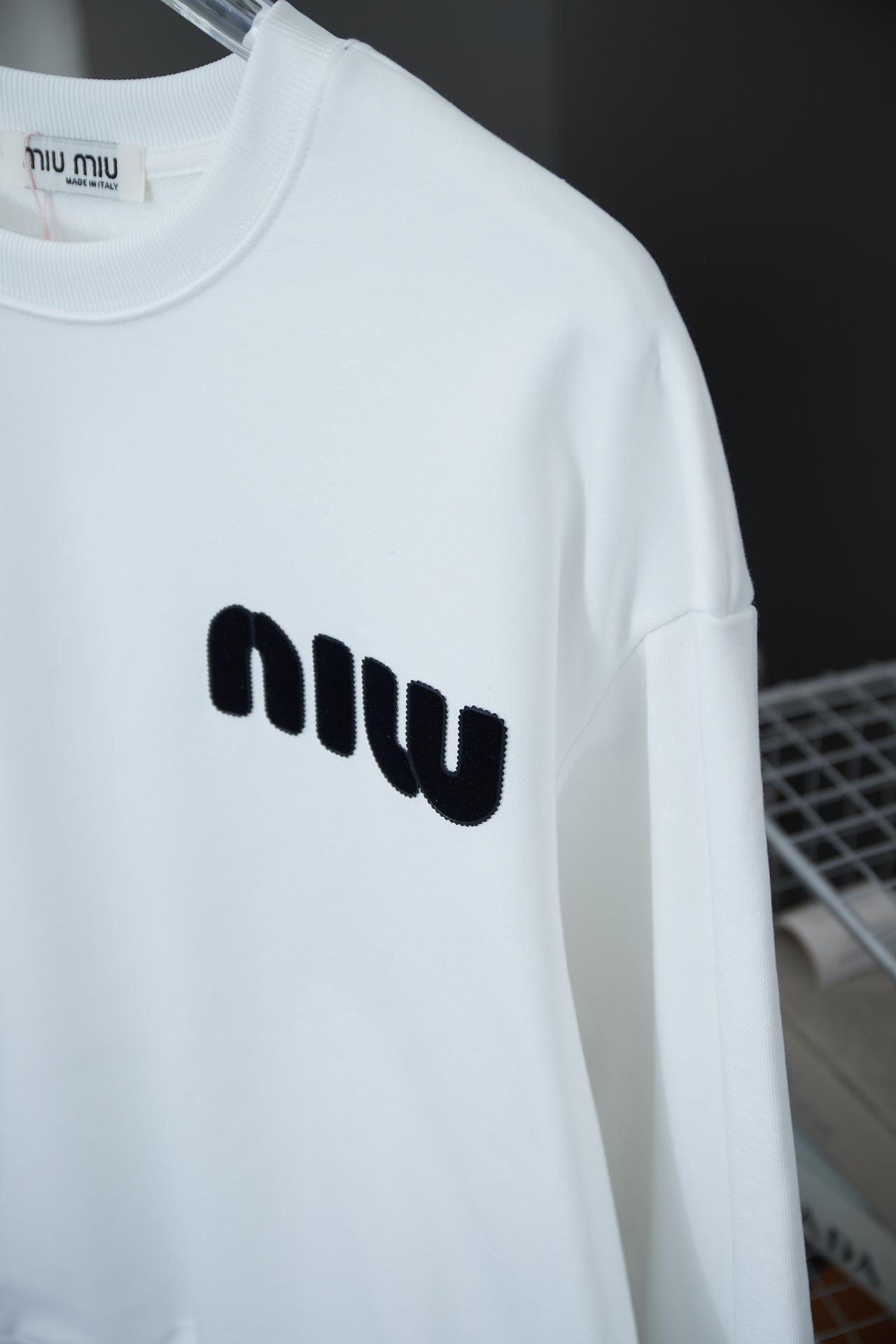 Свитшот Miu Miu Frontside Left Logo Contrast Outline Miu Miu "White" фото № 3