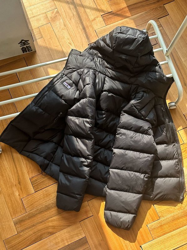 Пуховик Patagonia Additional Front Pockets "Black" фото № 4