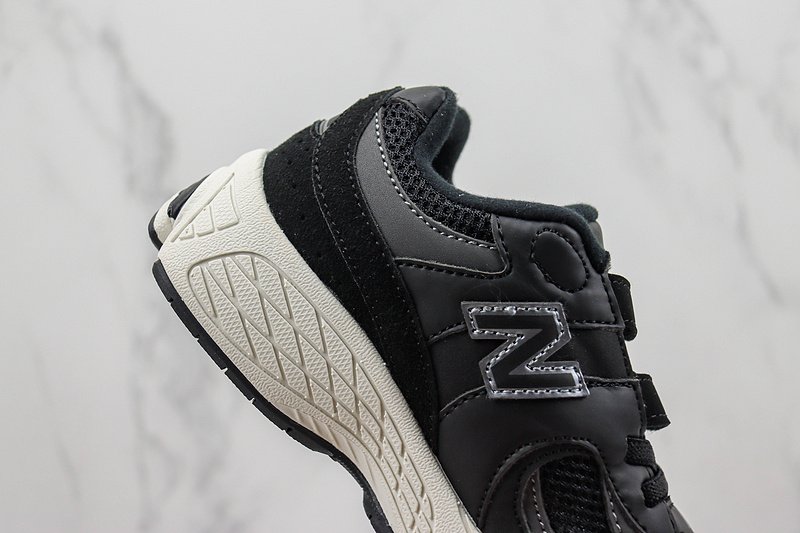 New Balance 2002R Hook & Loop "Black/White" фото № 4
