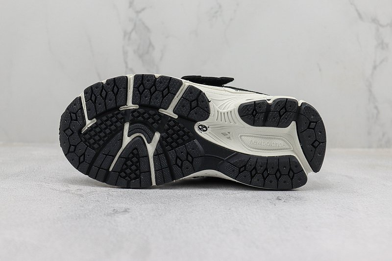 New Balance 2002R Hook & Loop "Black/White" фото № 8