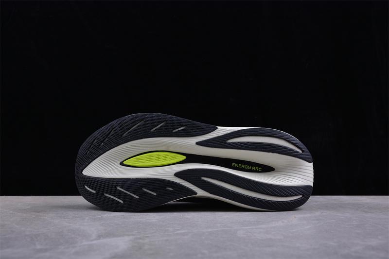 New Balance FuelCell SuperComp Trainer V2 "Black/Thirty Watt" фото № 4