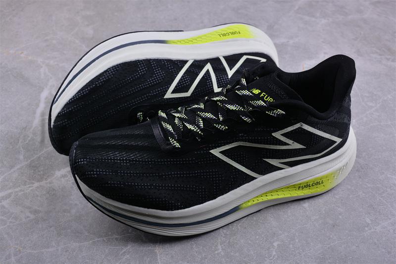 New Balance FuelCell SuperComp Trainer V2 "Black/Thirty Watt" фото № 6