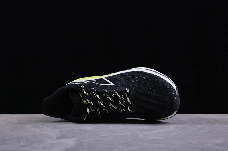 New Balance FuelCell SuperComp Trainer V2 "Black/Thirty Watt" фото № 3