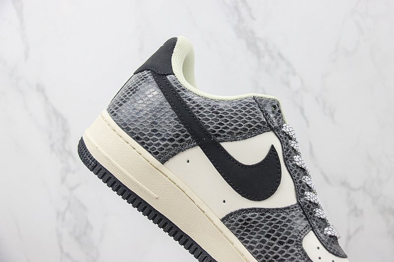 Undefeated x Nike Air Force 1 Low "Cocoa Snake" фото № 3