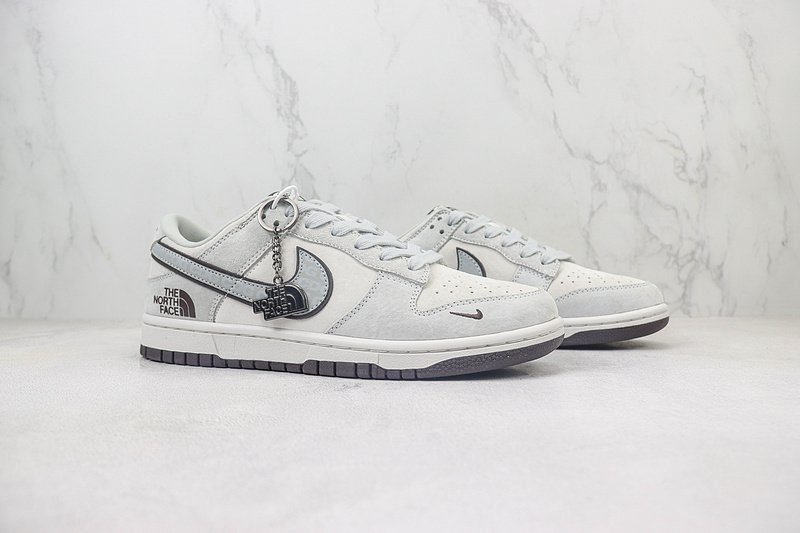 The North Face x Nike Dunk Low "Silver Shores/Black/White" фото № 6