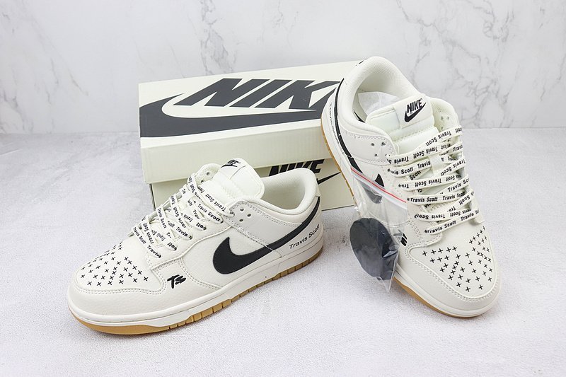 Travis Scott x Nike Dunk Low "Cream White/Beige Label" фото № 7