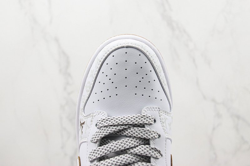 Louis Vuitton x Nike Dunk Low Custom "Monogram" фото № 3