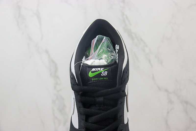 Jeff Staple x Nike Dunk Low "Black/White" фото № 5