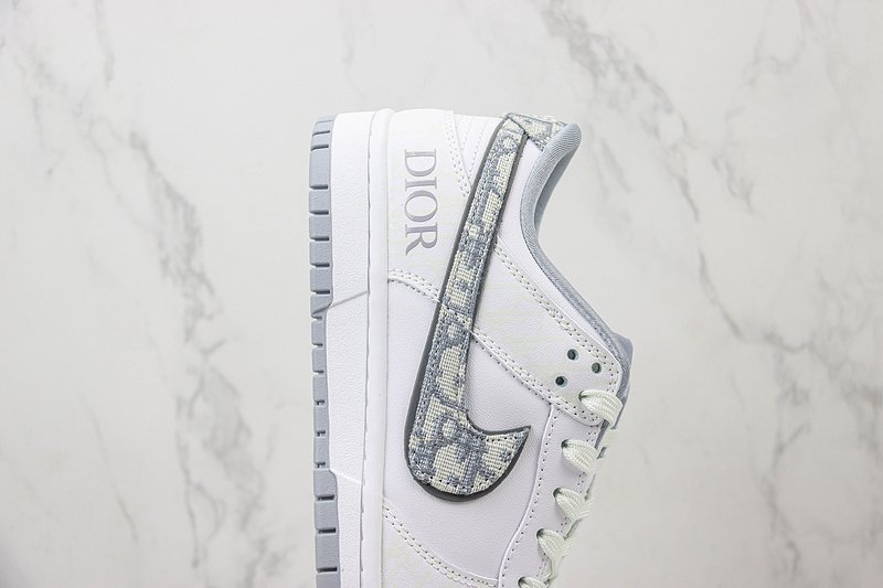 DIOR x Nike Dunk Low "White/Light Grey/Mini Swoosh" фото № 3