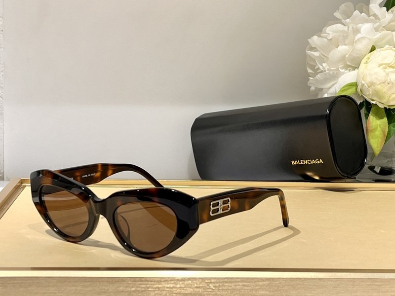 Солнцезащитные очки Balenciaga Cat Eye Shaped Temples Decorated By Symbols "Brown" фото № 2