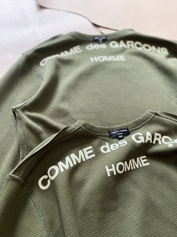 Лонгслив Сomme Des Garcons Long Inscription Back "Khaki" фото № 4