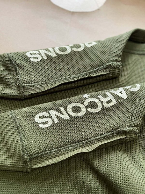 Лонгслив Сomme Des Garcons Long Inscription Back "Khaki" фото № 3