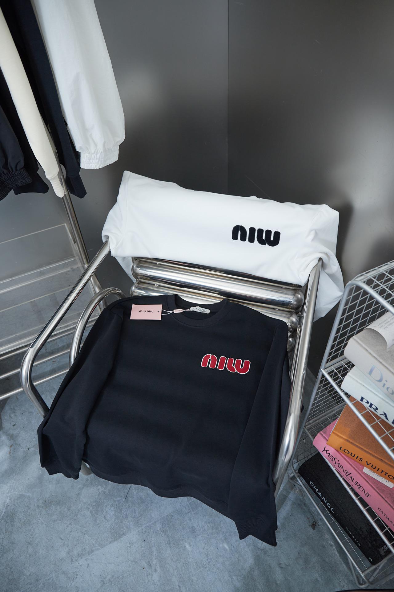 Свитшот Miu Miu Frontside Left Logo Contrast Outline Miu Miu "Black" фото № 7