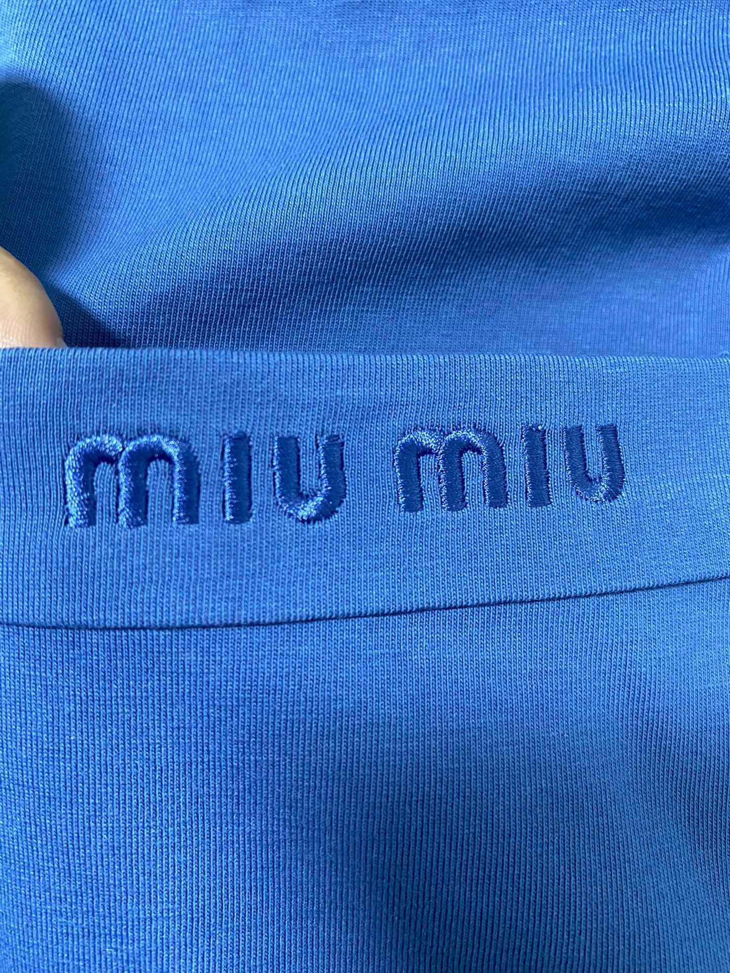 Свитшот Miu Miu Frontside Logo Miu Miu On The Blue Pocket "Blue" фото № 5