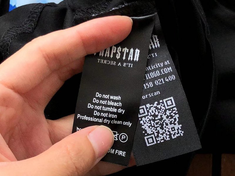 Футболка Trapstar Two Color Big Front Logo And Back Inscription "Black" фото № 3