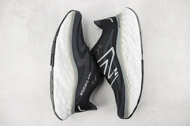 New Balance Fresh Foam X More V4 "Black/White" фото № 7