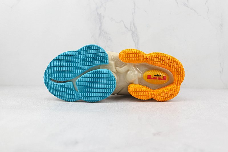 Nike LeBron 19 "Minneapolis Lakers" фото № 8