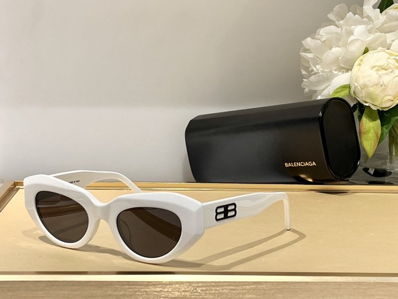 Солнцезащитные очки Balenciaga Cat Eye Shaped Temples Decorated By Symbols "White" фото № 2