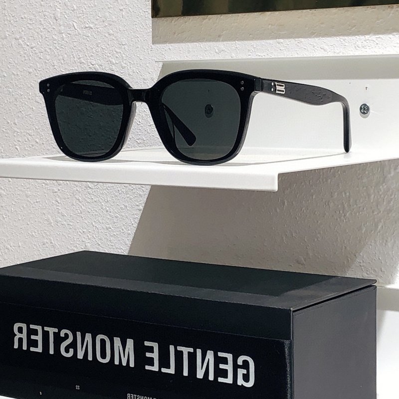 Солнцезащитные очки Gentle Monster Teardrop With Logo On Temples "Black" фото № 2