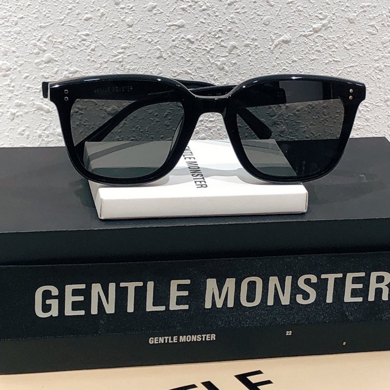 Солнцезащитные очки Gentle Monster Teardrop With Logo On Temples "Black" фото № 3
