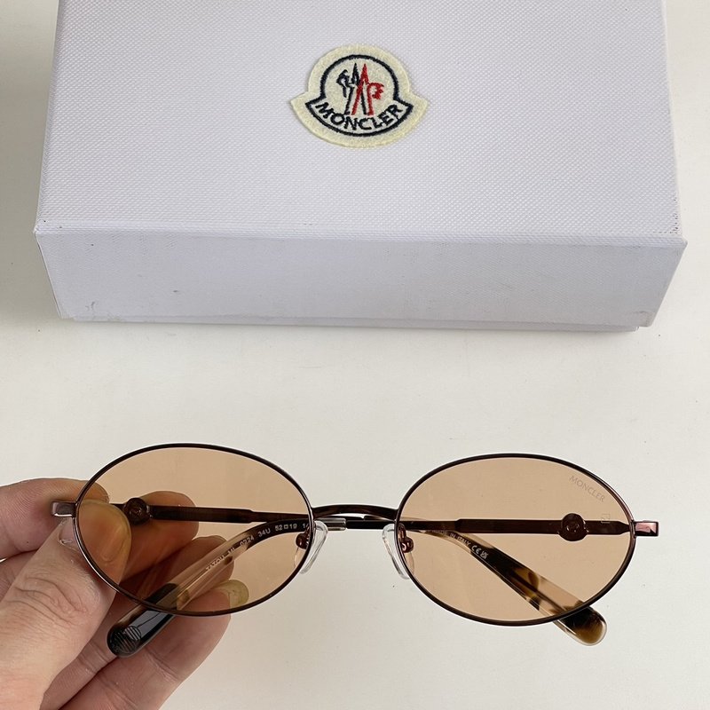 Солнцезащитные очки Moncler Rounded Shaped With Decorated Temples "Brown" фото № 2