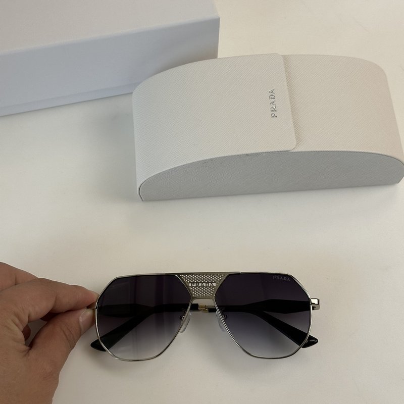 Солнцезащитные очки Prada Frame With Connected Wide Line Between Lenses "Gray/Silver" фото № 2