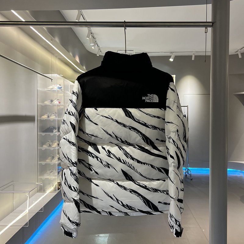 Пуховик The North Face 700 Zebra 2 Colors Essentials фото № 2