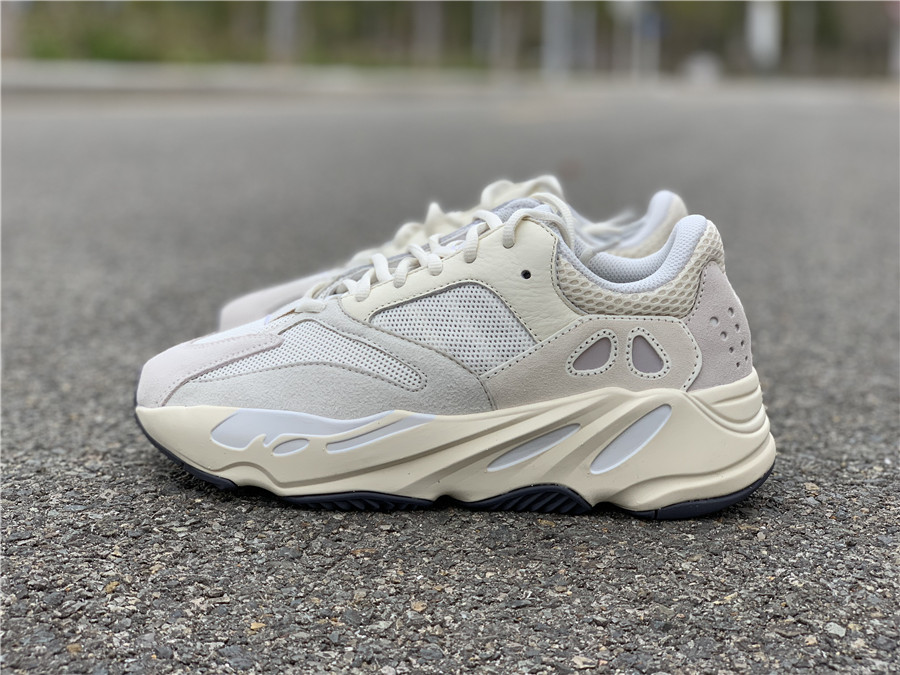 Adidas Yeezy Boost 700 "Analog" фото № 2