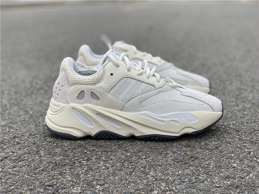 Adidas Yeezy Boost 700 "Analog" фото № 4