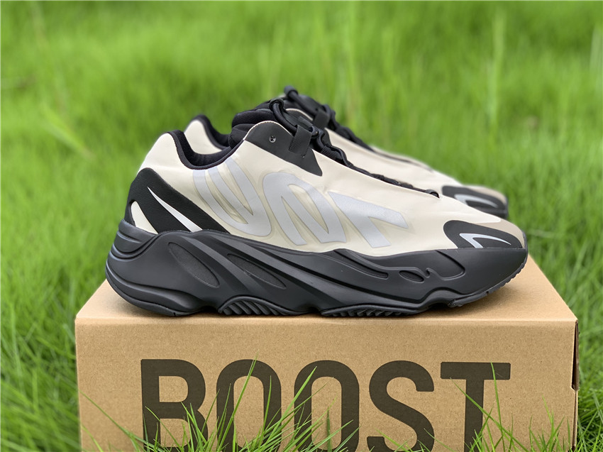Adidas Yeezy Boost 700 MNVN "Bone" фото № 4