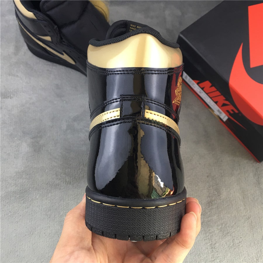 Air Jordan 1 Retro High OG "Black/Metallic Gold" фото № 6