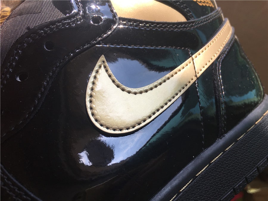 Air Jordan 1 Retro High OG "Black/Metallic Gold" фото № 8