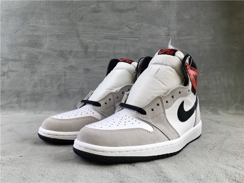 Air Jordan 1 Retro High OG "Light Smoke Grey" фото № 5