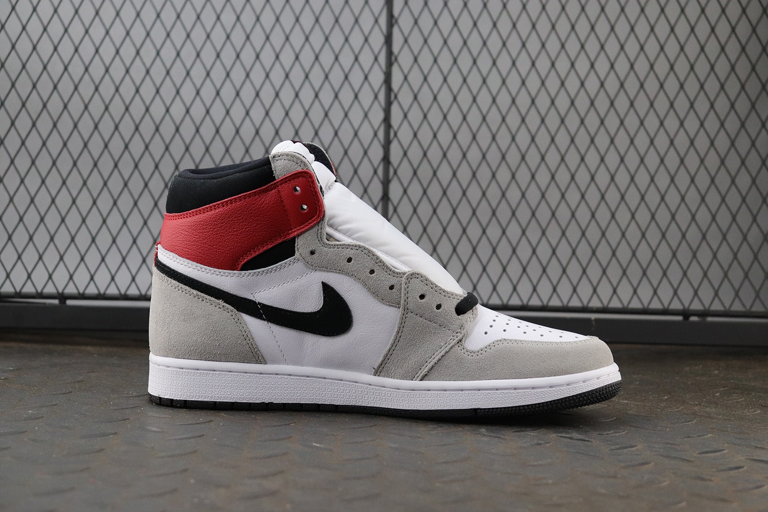 Air Jordan 1 Retro High "Light Smoke Grey" фото № 4