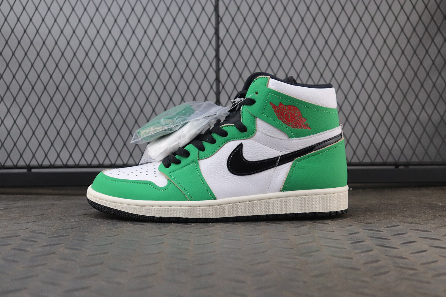 Air Jordan 1 Retro High OG "Lucky Green" фото № 2