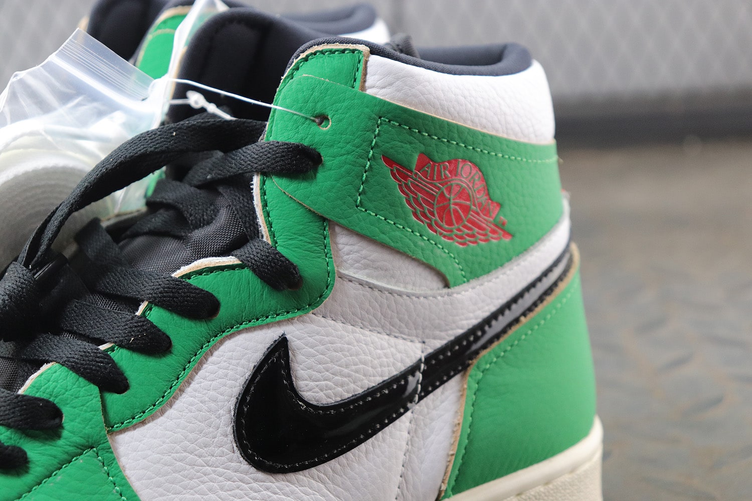 Air Jordan 1 Retro High OG "Lucky Green" фото № 9